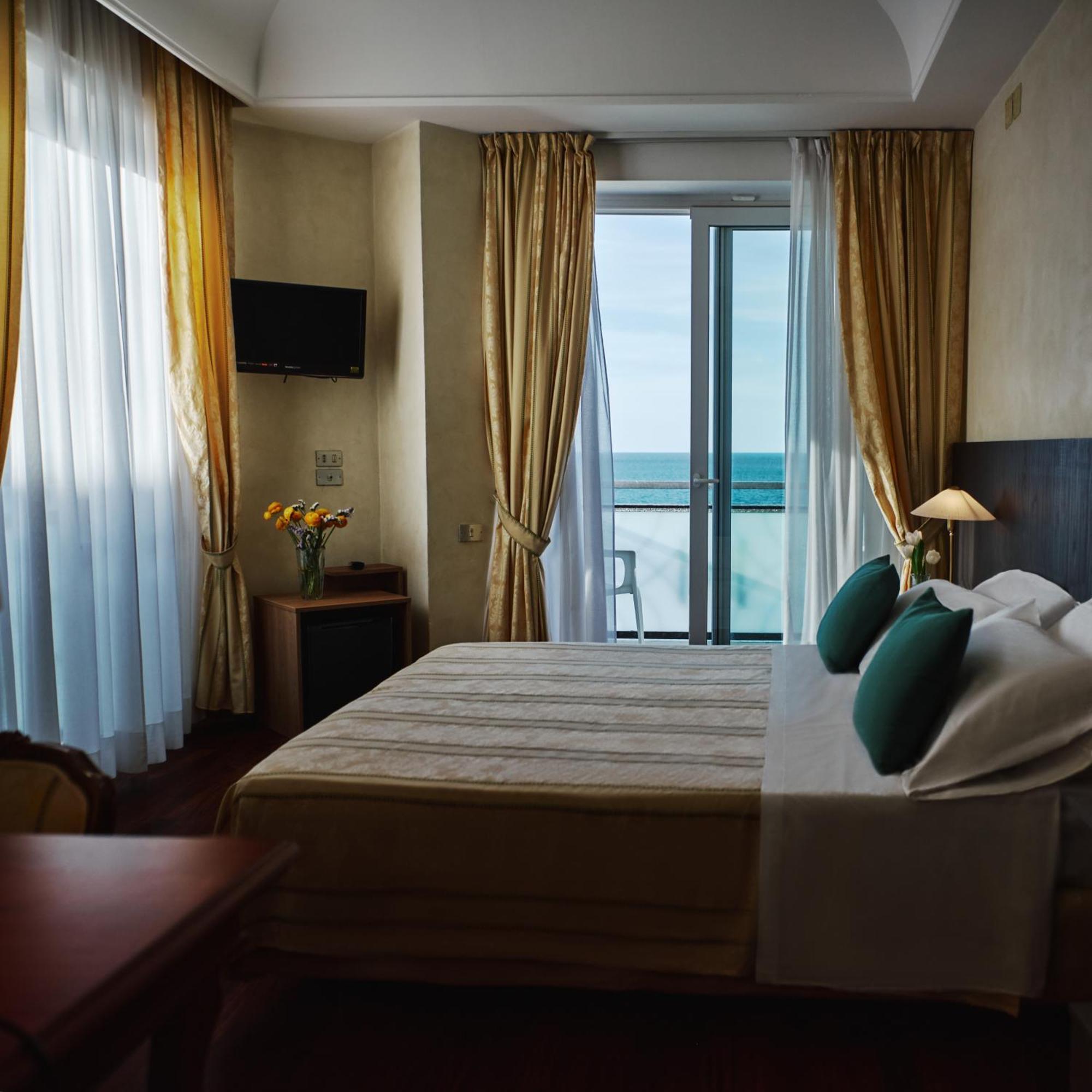 Hotel Negresco Cattolica Exterior foto