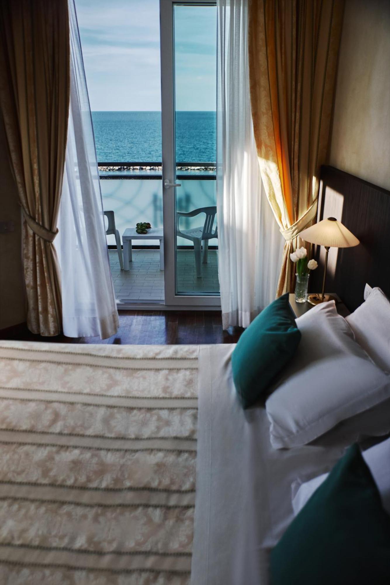 Hotel Negresco Cattolica Exterior foto
